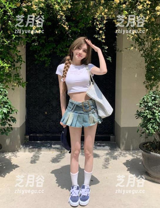 青豆客-黄可christine 青豆客 - 黄可christine身着红裙,优雅写真套图彰显女性的自信与优雅